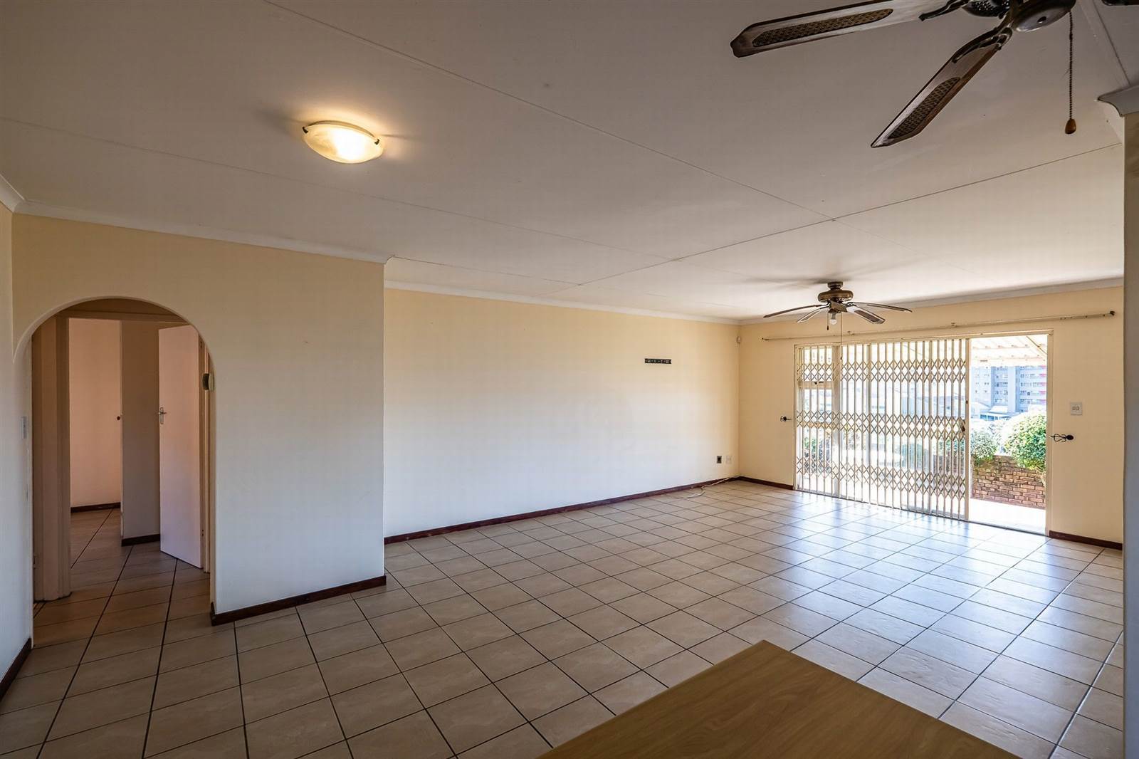 2 Bed Townhouse in Doonside photo number 9