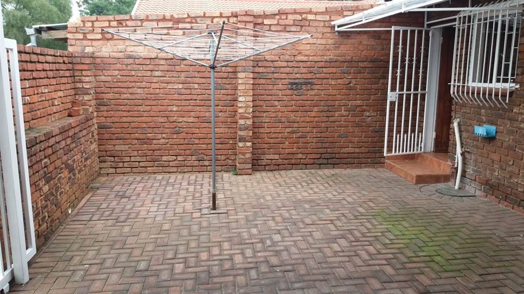 2 Bed Townhouse in Boksburg South photo number 13
