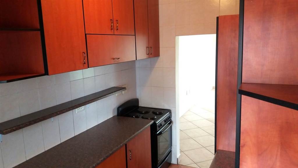 2 Bed Townhouse in Boksburg South photo number 10
