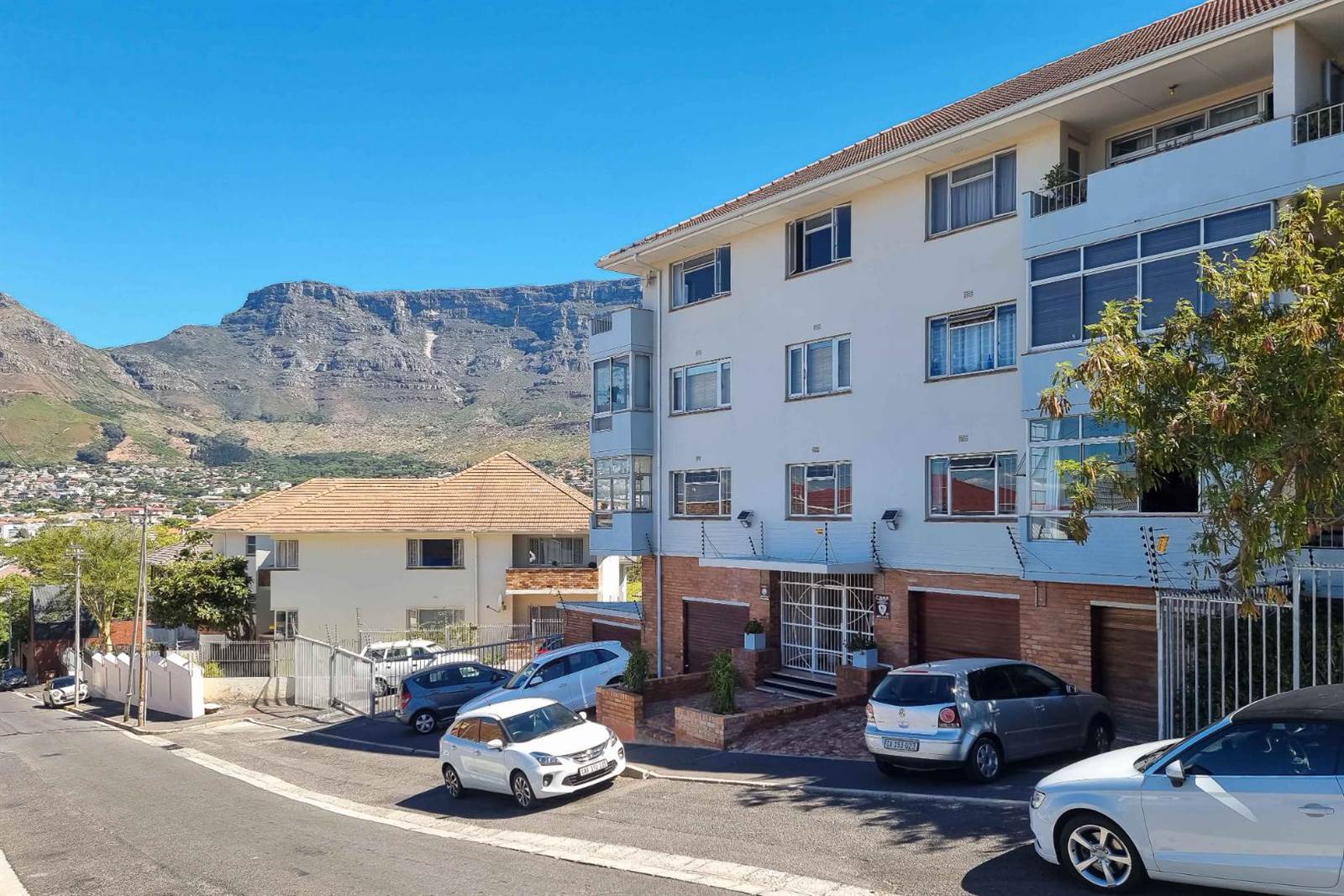 2 Bed Apartment in Tamboerskloof photo number 22