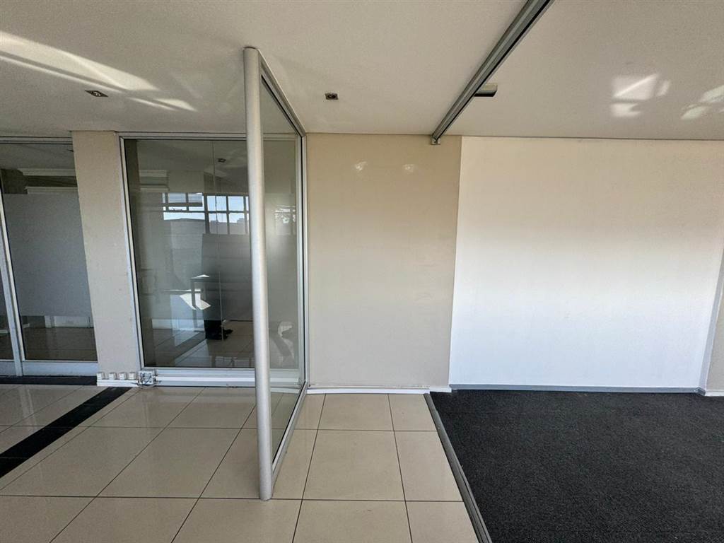 100  m² Commercial space in Wynberg photo number 15