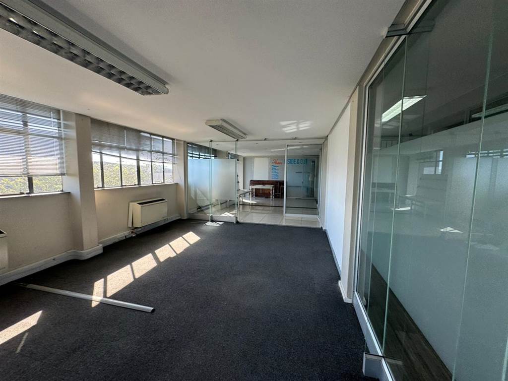 100  m² Commercial space in Wynberg photo number 17