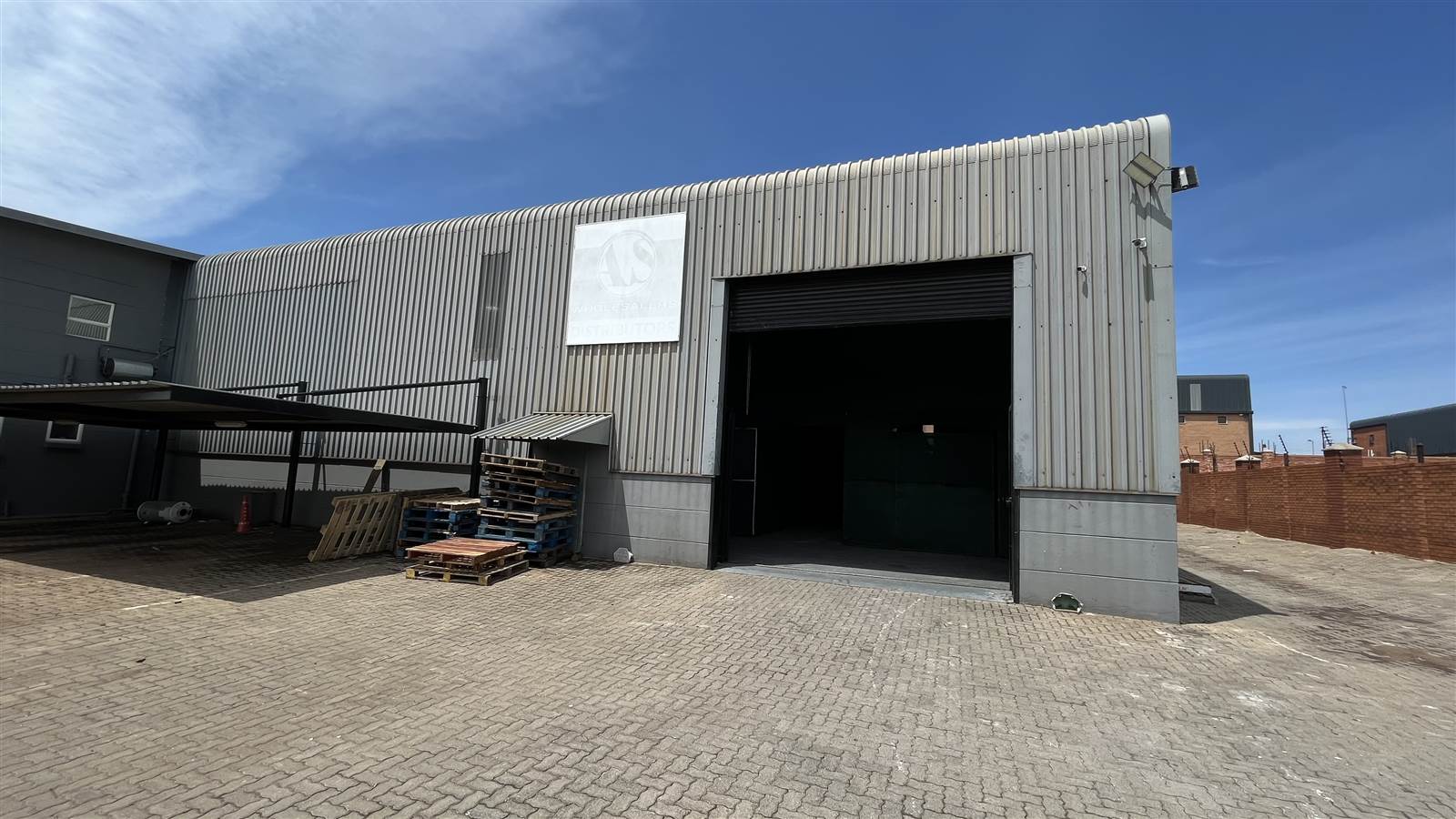 700  m² Industrial space in Monavoni photo number 2