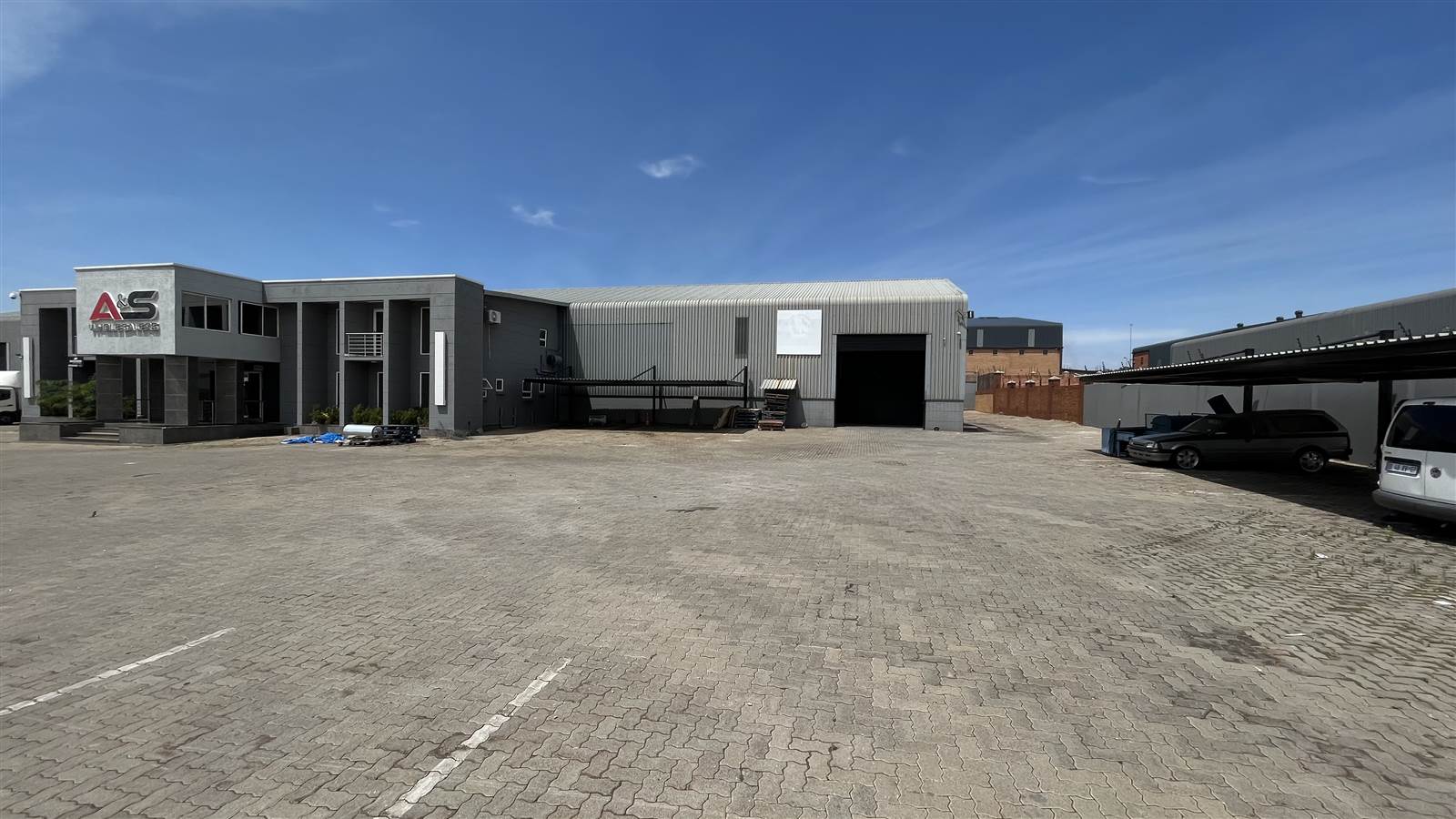 700  m² Industrial space in Monavoni photo number 1