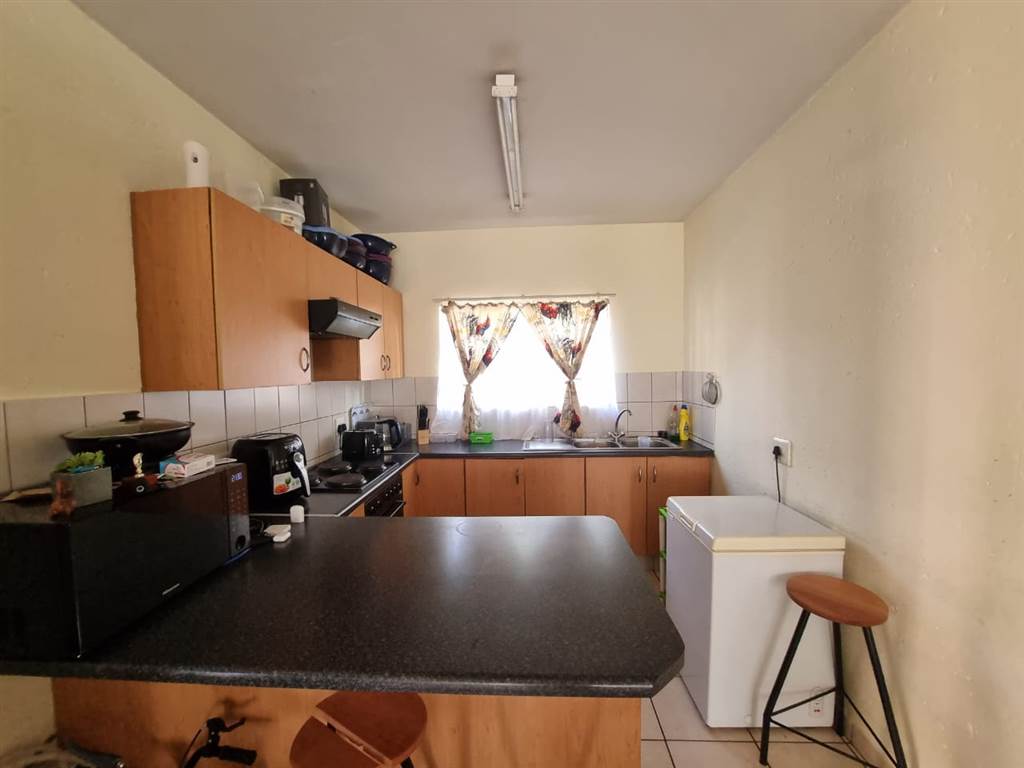 2 Bed Apartment in Waterval East photo number 19