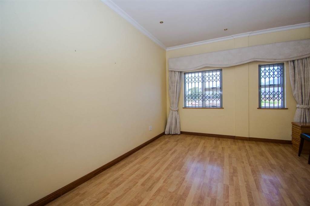 3 Bed Apartment in Strand Central photo number 15