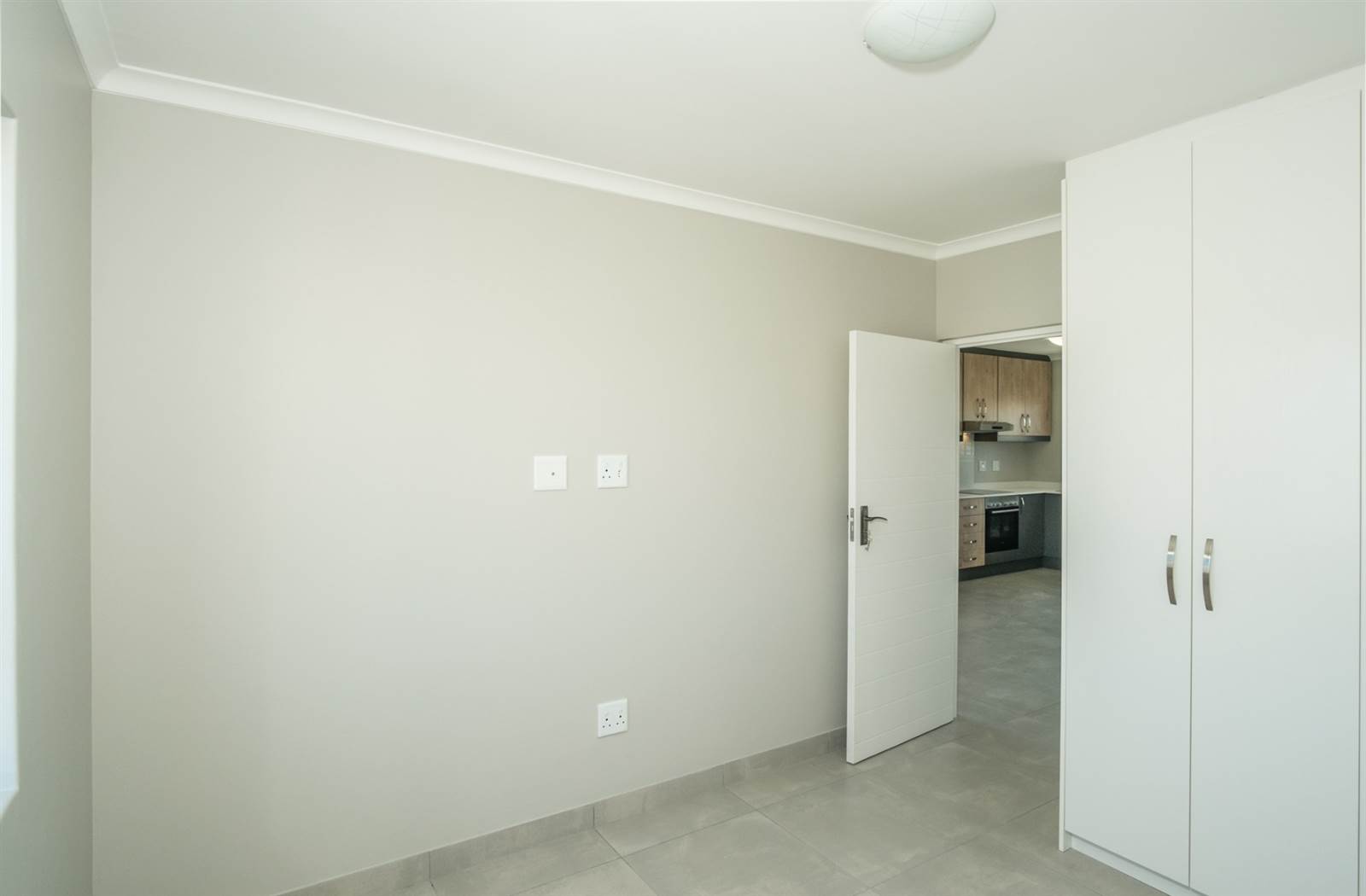2 Bed Apartment in Grassy Park photo number 10