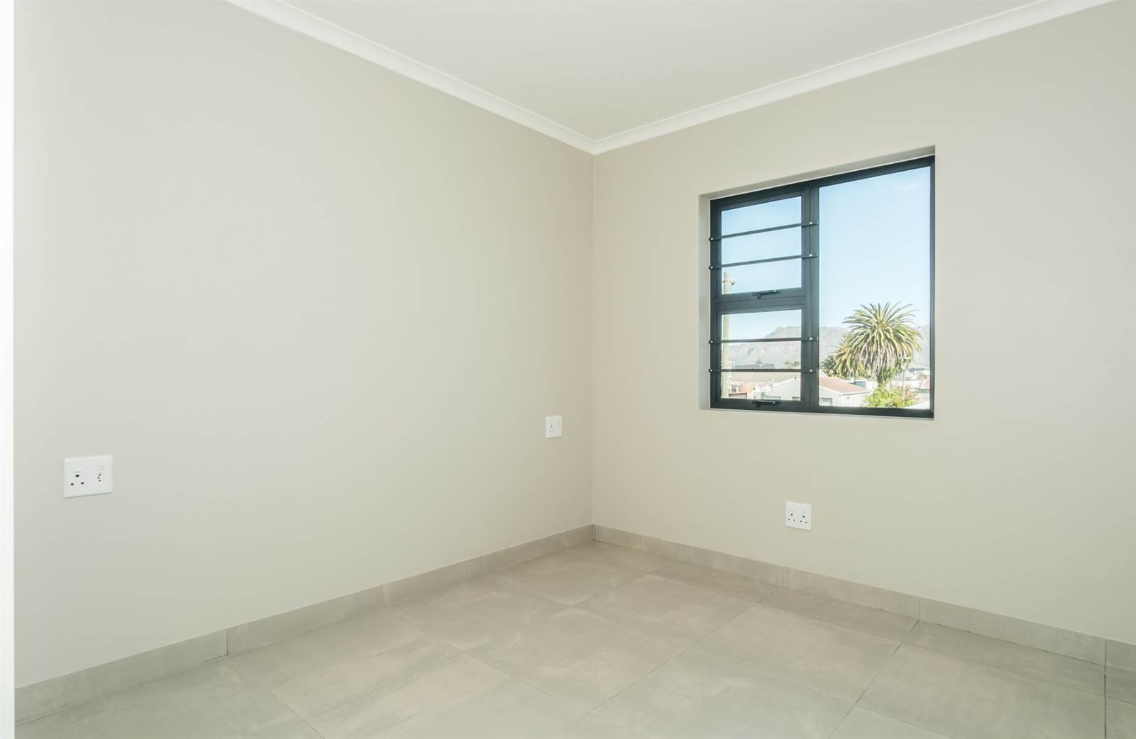 2 Bed Apartment in Grassy Park photo number 11