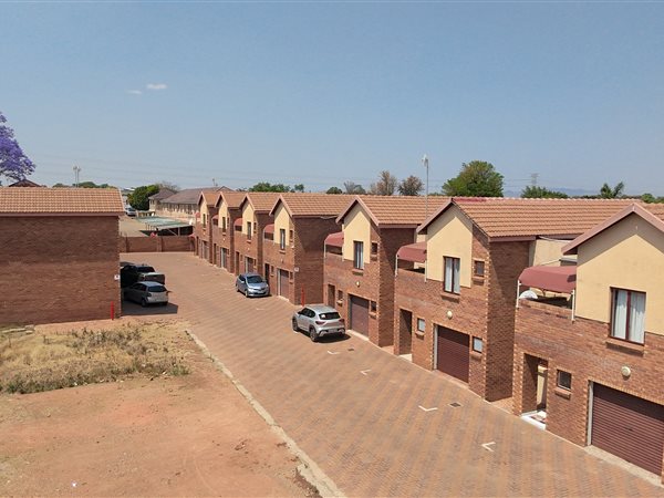 3 Bedroom Townhouse 3 Bedroom Townhouse