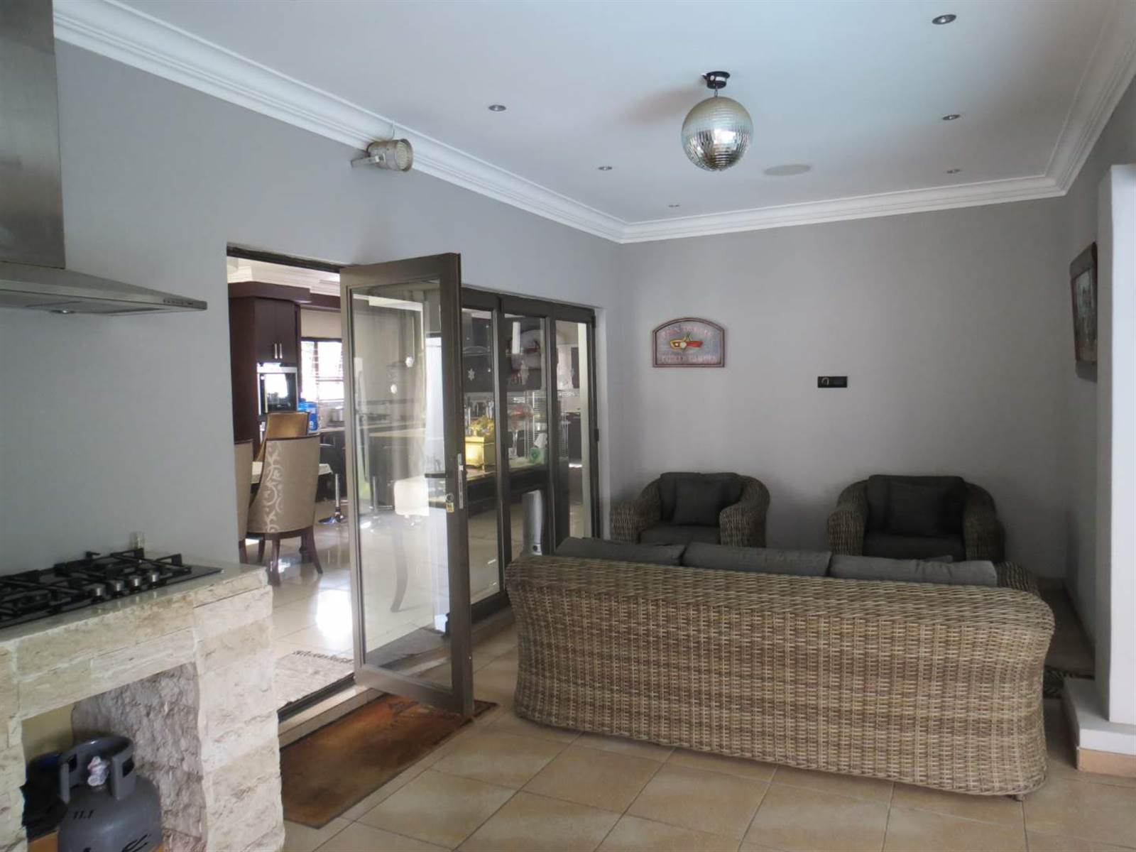 4 Bed House in Greenstone Hill photo number 12
