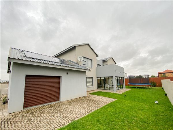 4 Bedroom House 4 Bedroom House