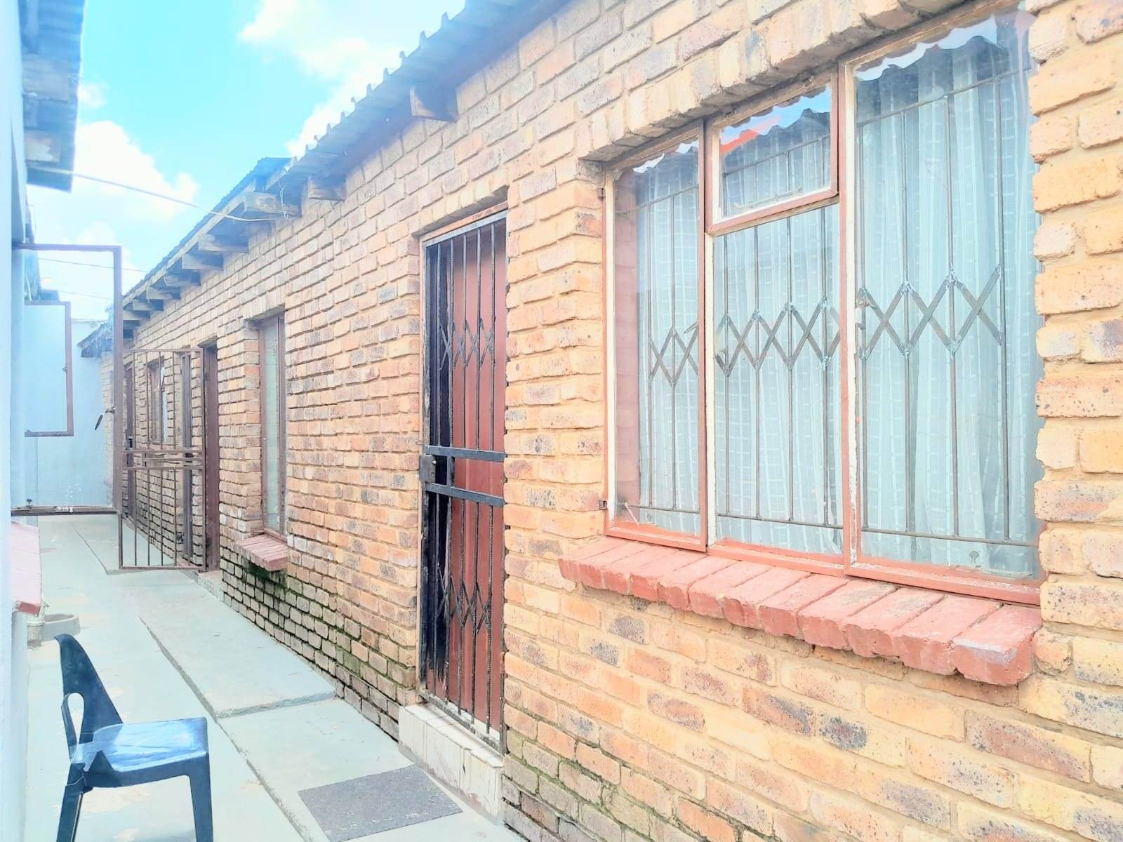 8 Bed House in Mamelodi East photo number 6