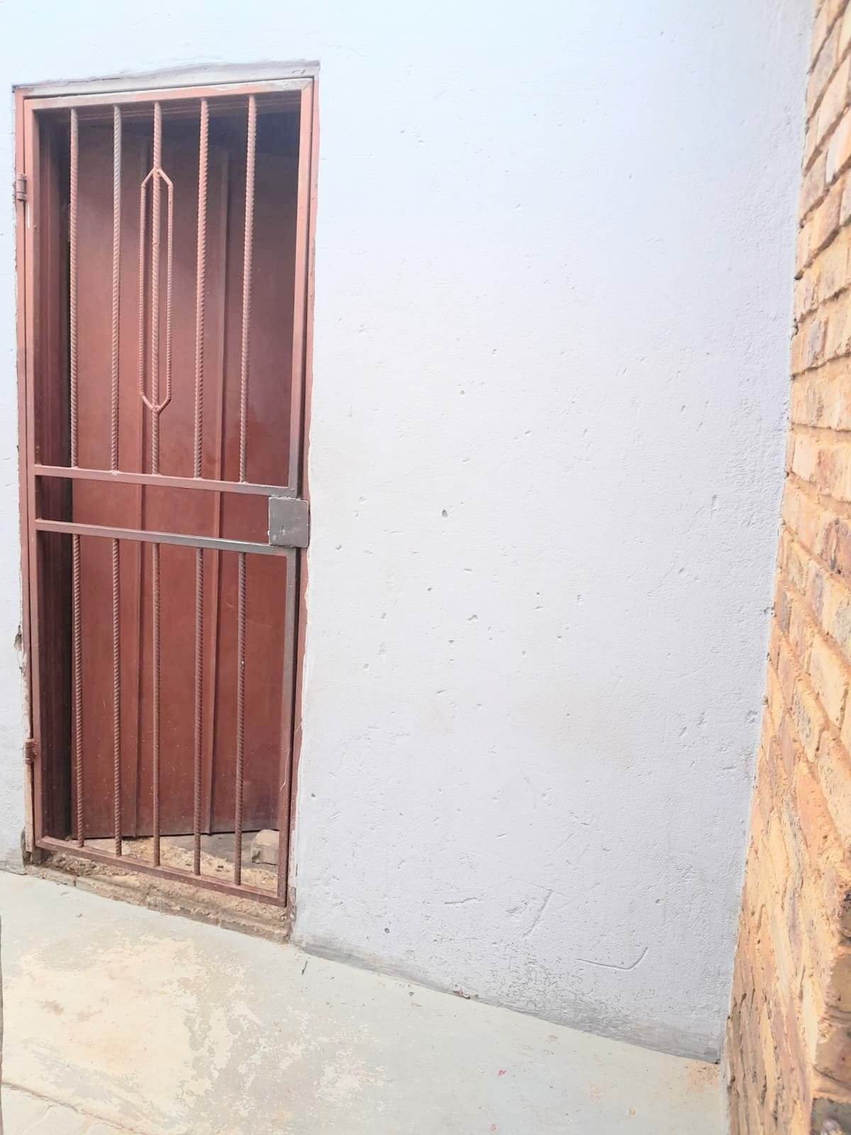 8 Bed House in Mamelodi East photo number 5