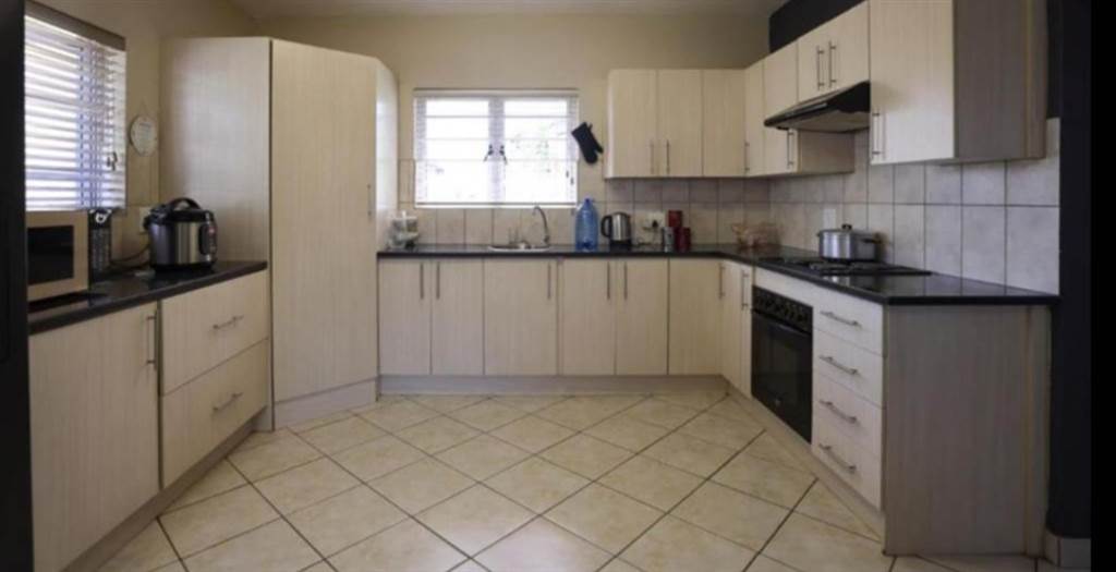 4 Bed House in Oukraal Estate photo number 4