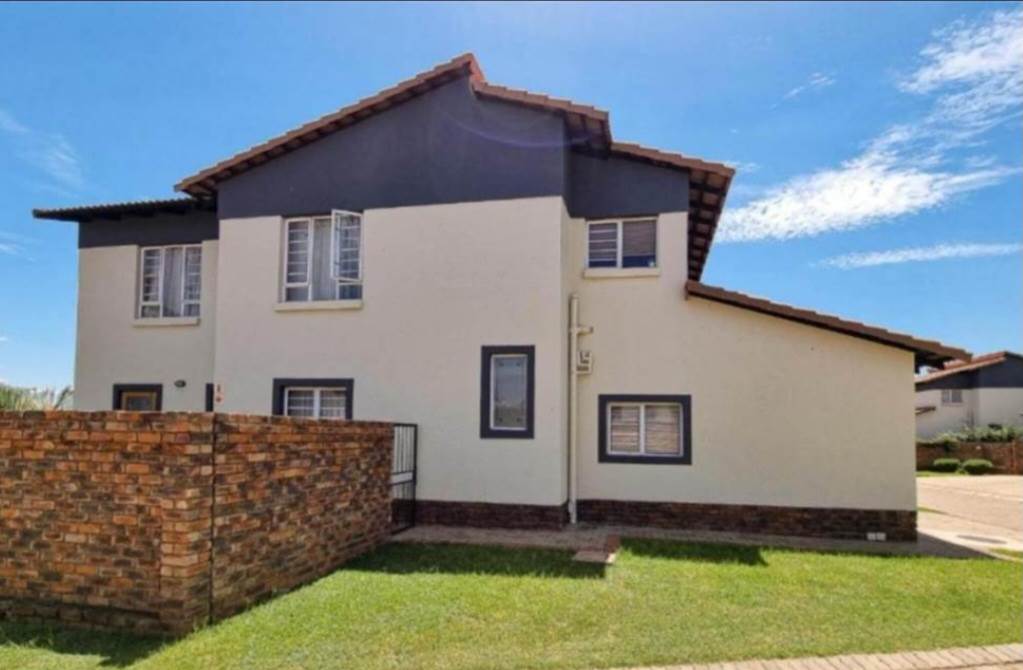 4 Bed House in Oukraal Estate photo number 2