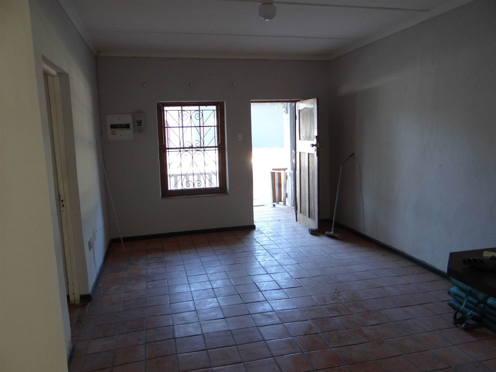 2 Bed House in Beaufort West photo number 16