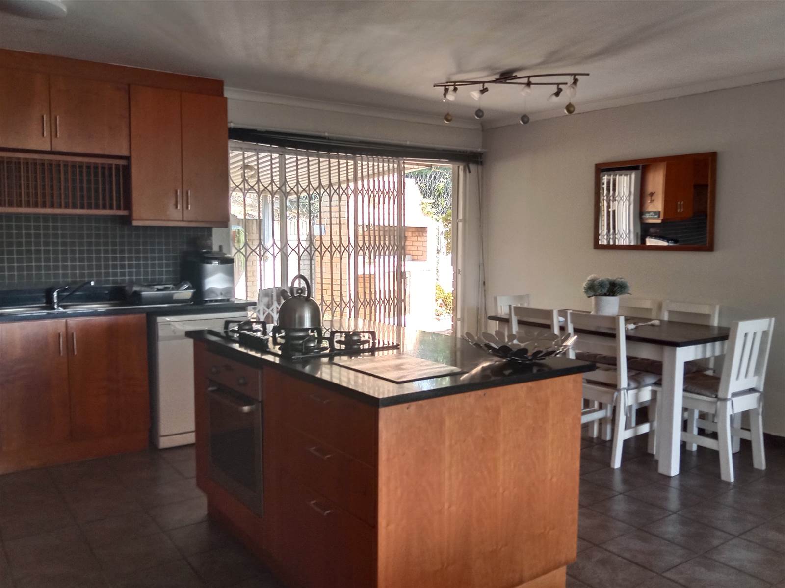 4 Bed Townhouse in Amanzimtoti photo number 7