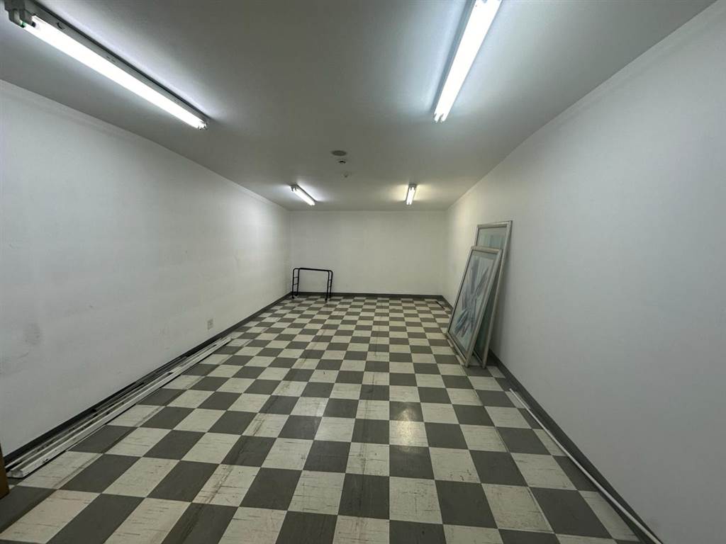 500  m² Commercial space in Triangle Farm photo number 2