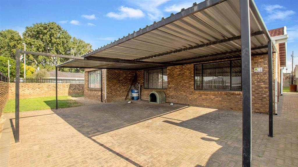 4 Bed House in Krugersdorp West photo number 17