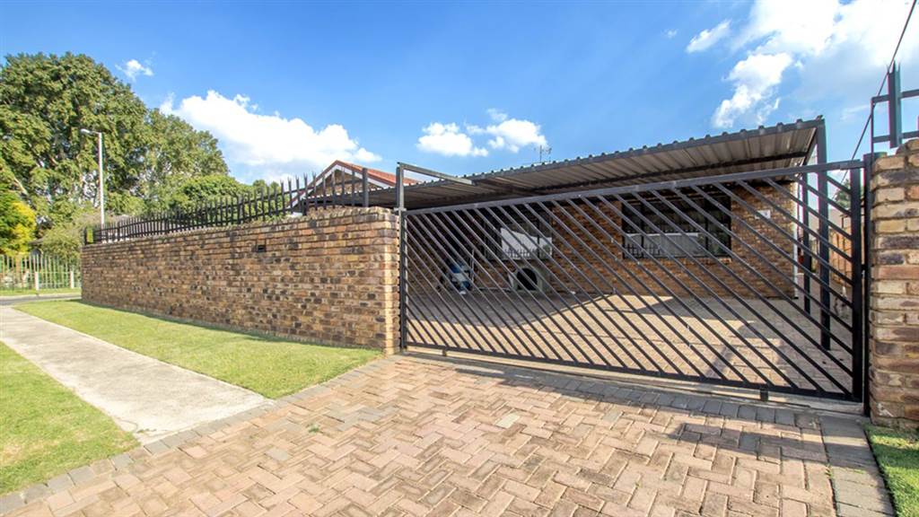 4 Bed House in Krugersdorp West photo number 16