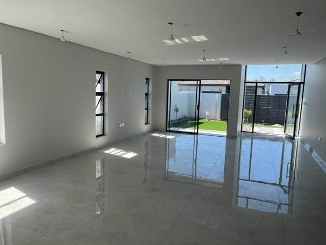 5 Bed House in Parklands North photo number 3