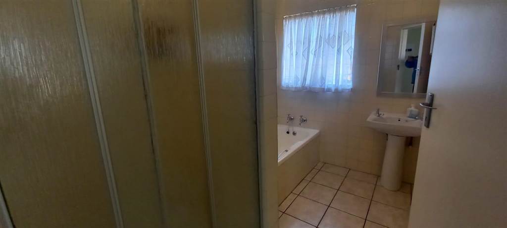 2 Bed Townhouse in Glenvista photo number 9