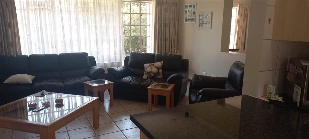 2 Bed Townhouse in Glenvista photo number 2