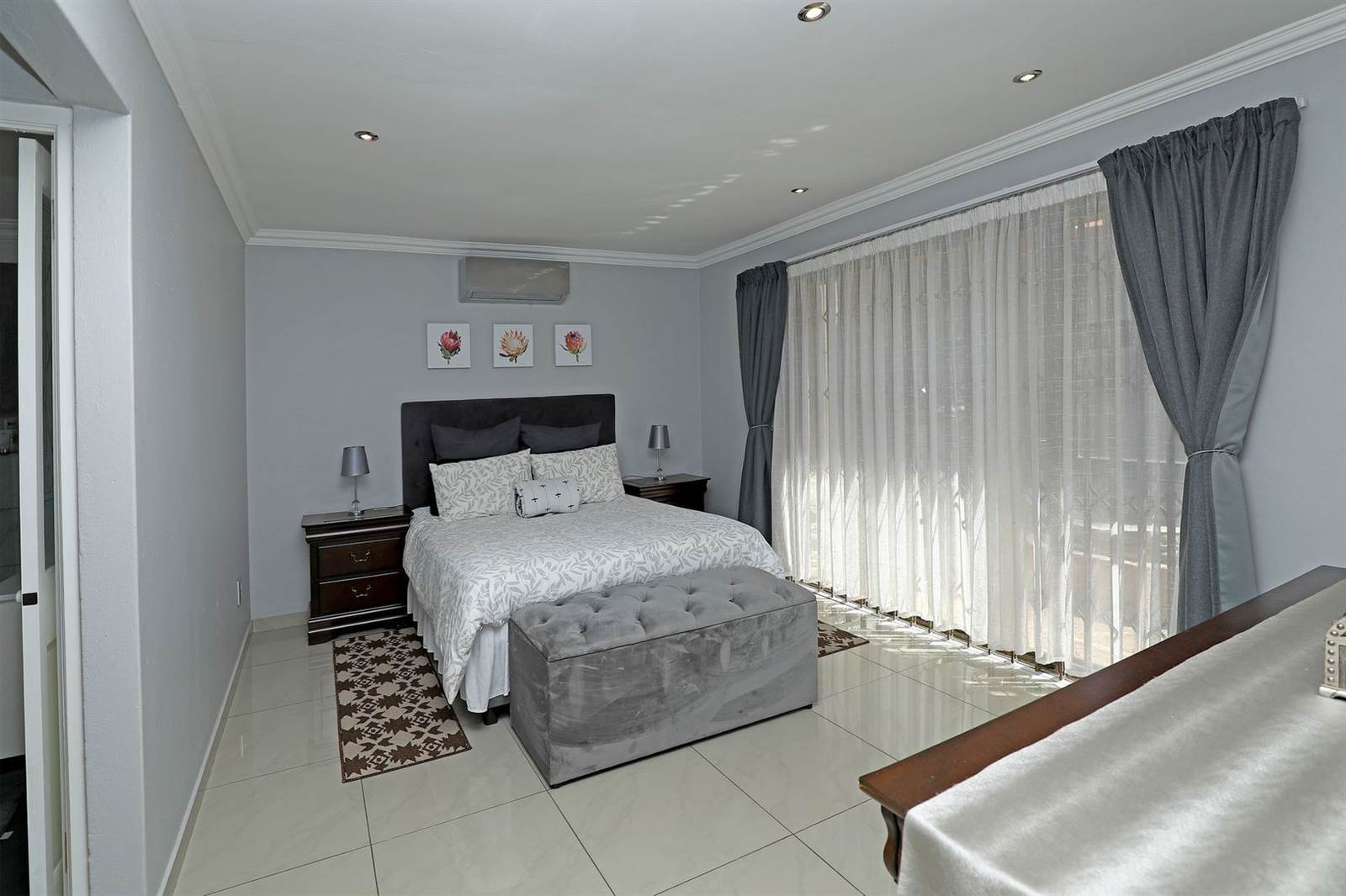 4 Bed House in Lonehill photo number 11