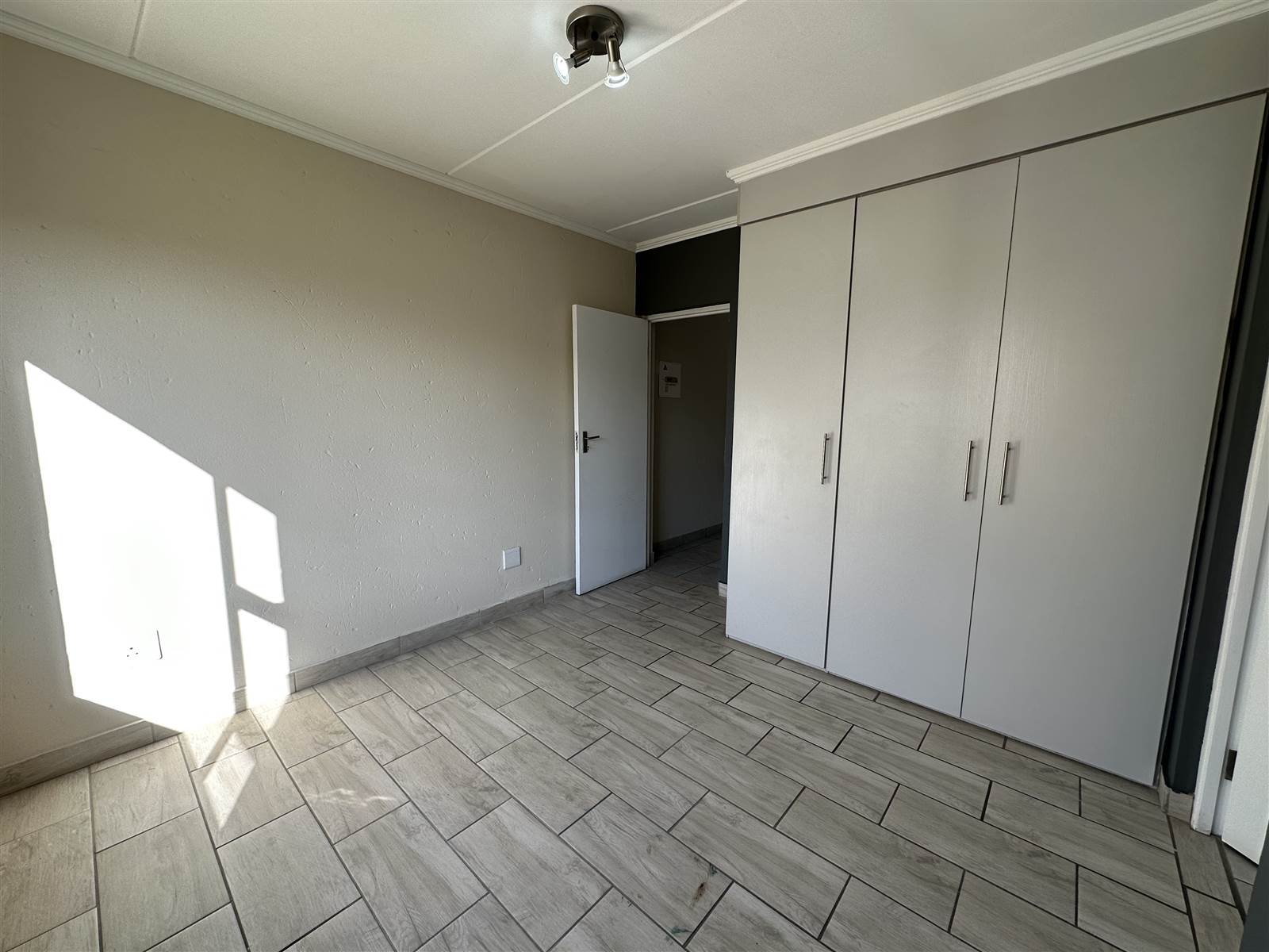 3 Bed Apartment in Lonehill photo number 10