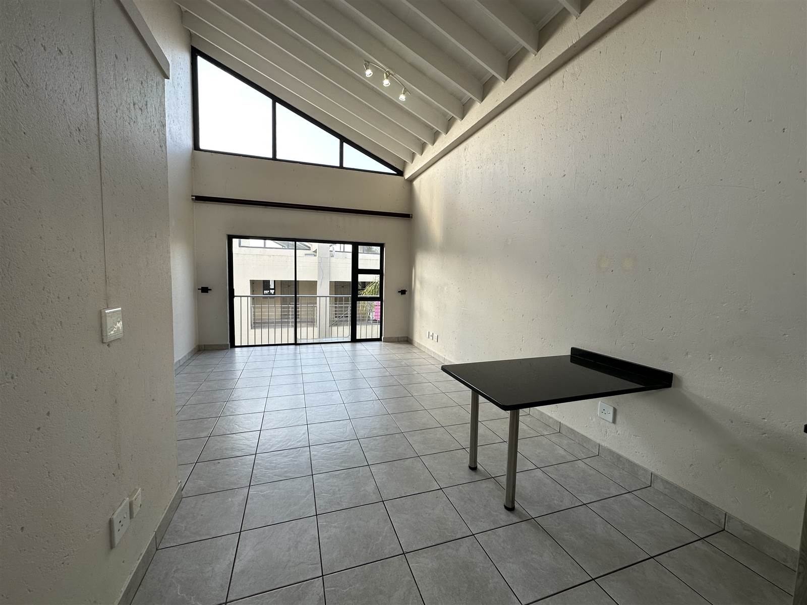 3 Bed Apartment in Lonehill photo number 3