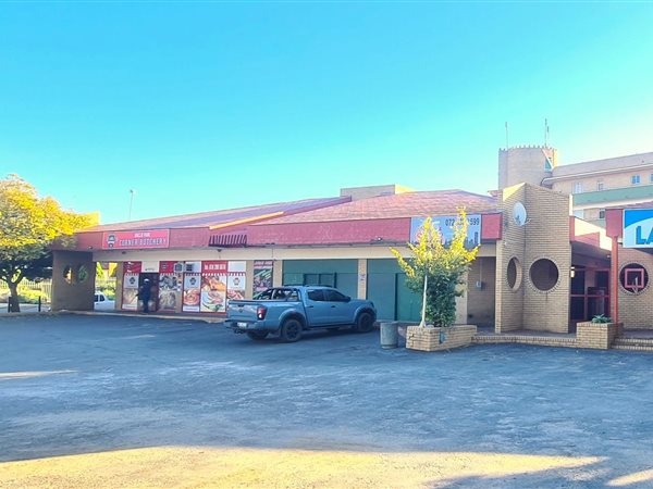 982  m² Retail Space in Baillie Park