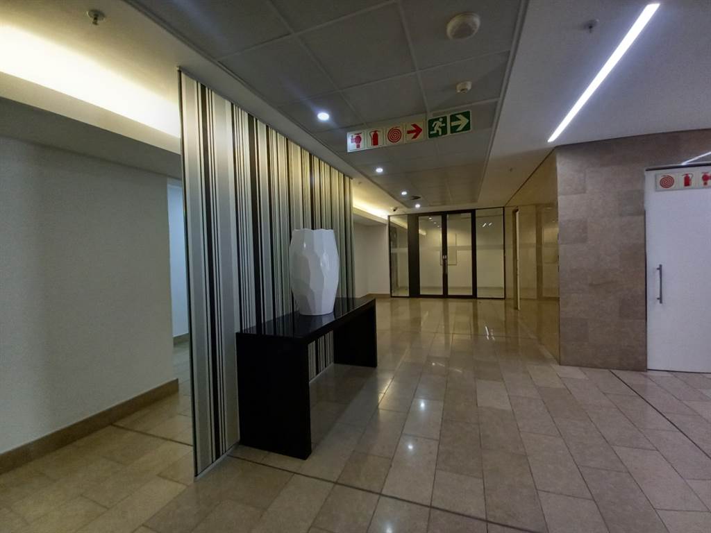 587  m² Office Space in Menlyn photo number 5