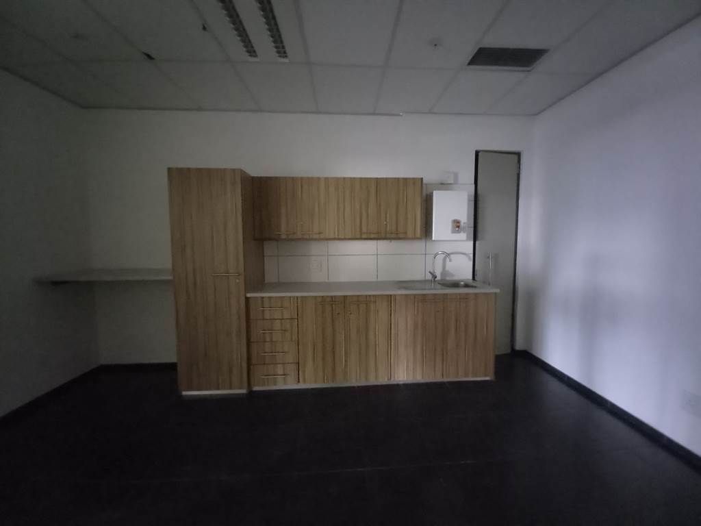 587  m² Office Space in Menlyn photo number 14