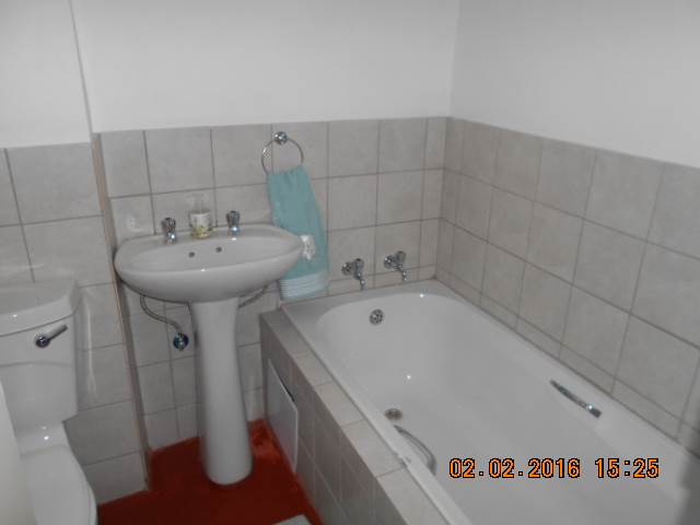 2 Bed Apartment in Hillbrow photo number 5