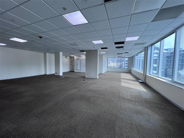 1 718  m² Commercial space
