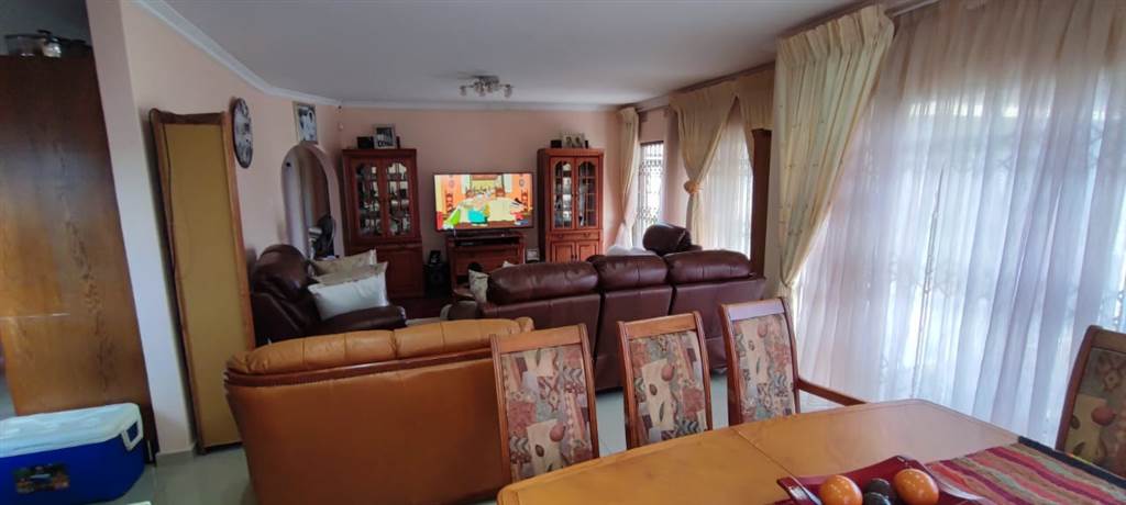 5 Bed House in Isipingo Hills photo number 10