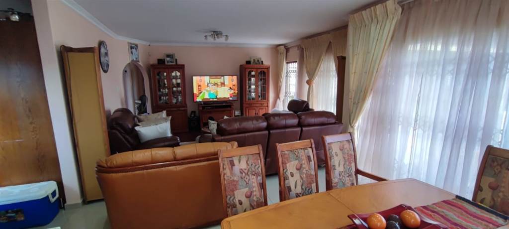 5 Bed House in Isipingo Hills photo number 9