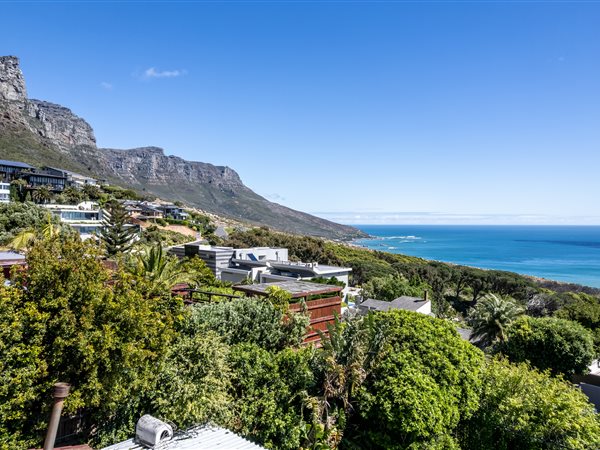 702 m² Land available in Camps Bay
