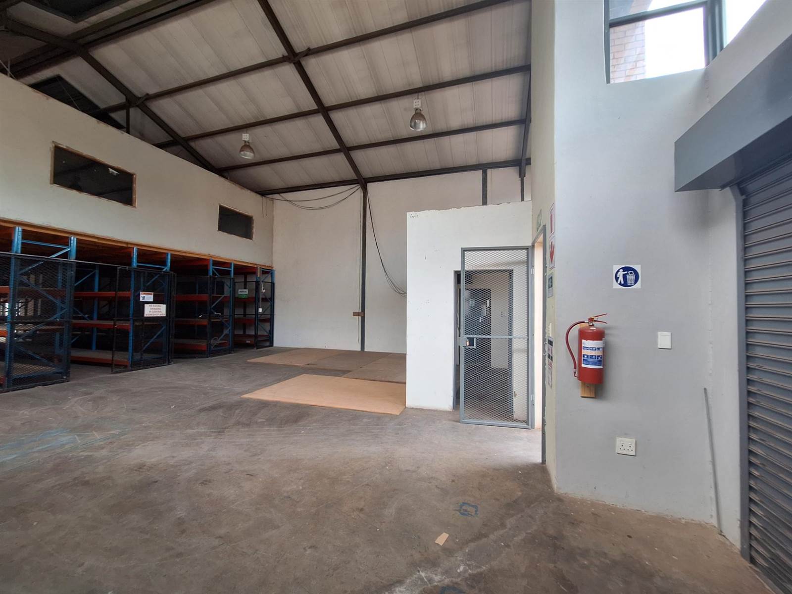 251  m² Industrial space in Route 21 Business Park photo number 2