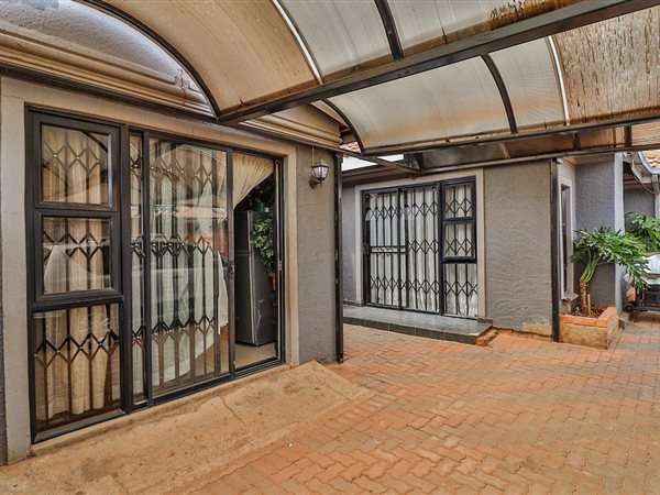 10 Bed House in Protea Glen