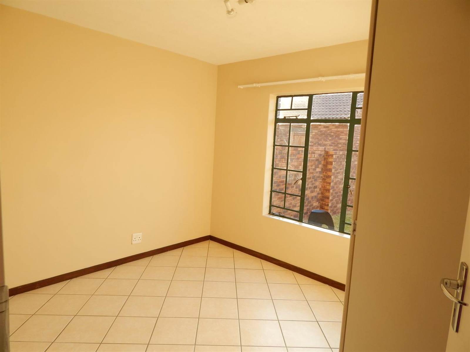 2 Bed Townhouse in Mooikloof Ridge photo number 12