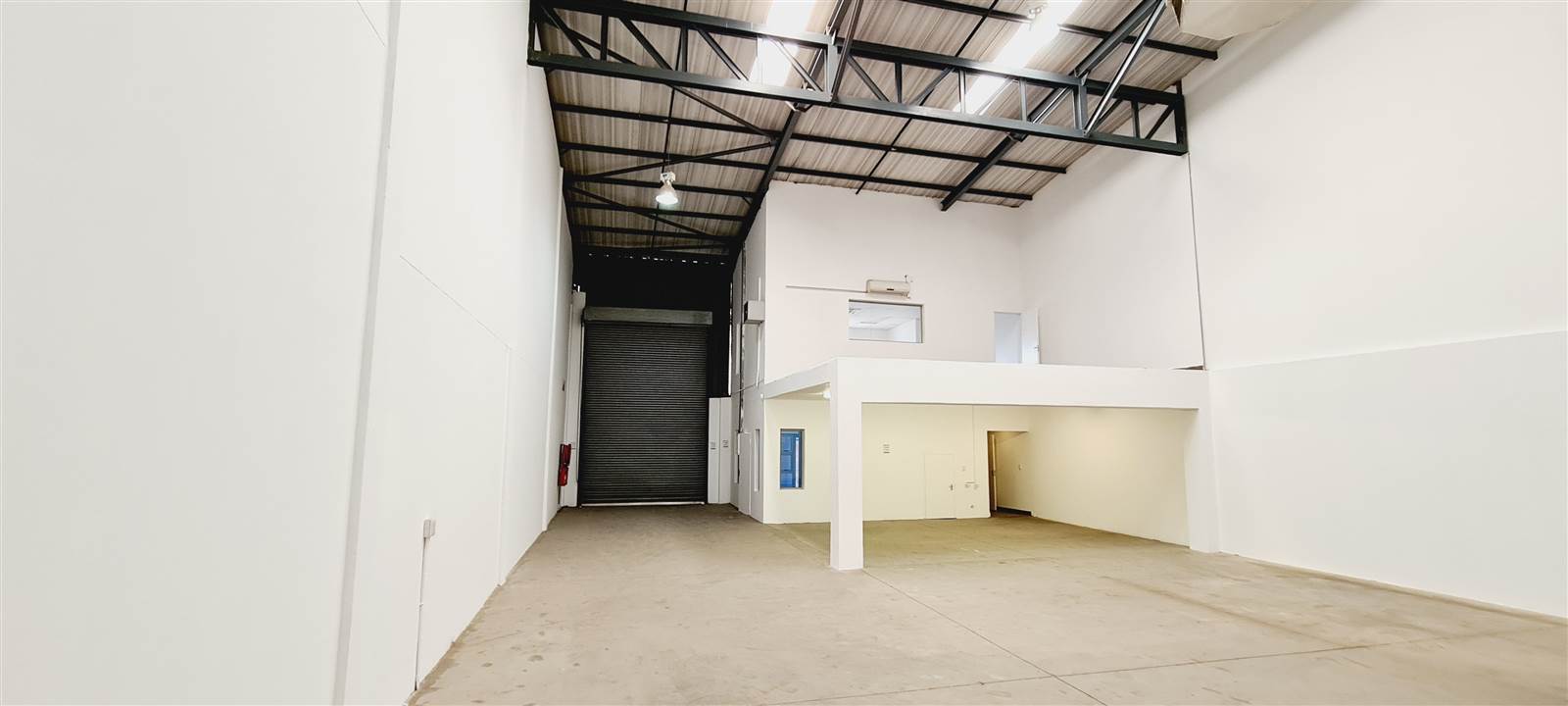 324  m² Industrial space in North Riding photo number 3