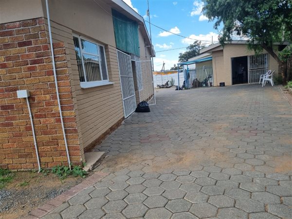 220  m² Commercial space