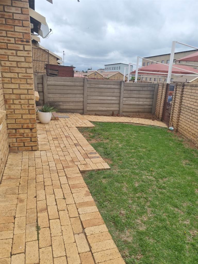 2 Bed Townhouse in Olievenhoutbosch photo number 12