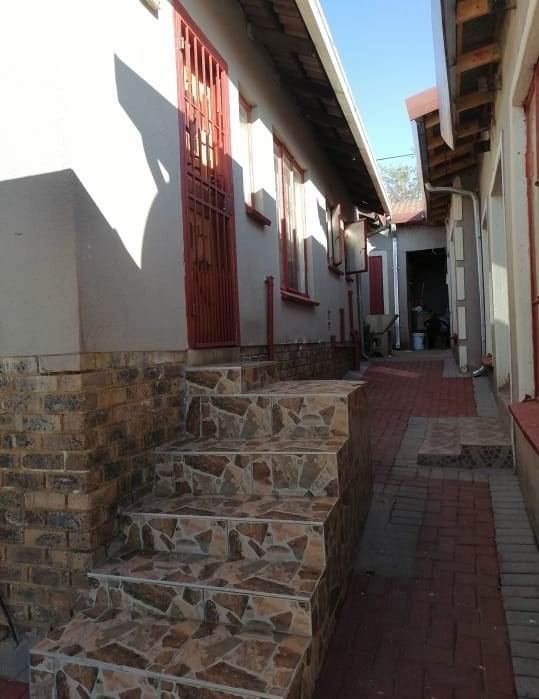9 Bed House in Mabopane photo number 7