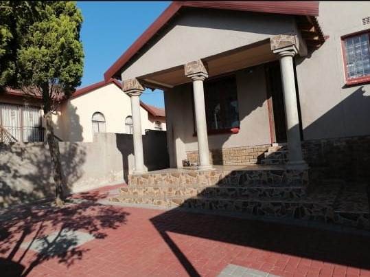 9 Bed House in Mabopane photo number 8