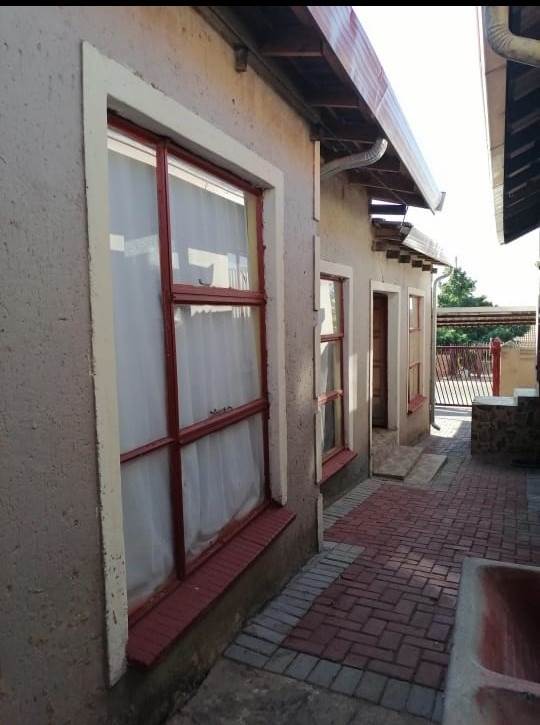 9 Bed House in Mabopane photo number 6