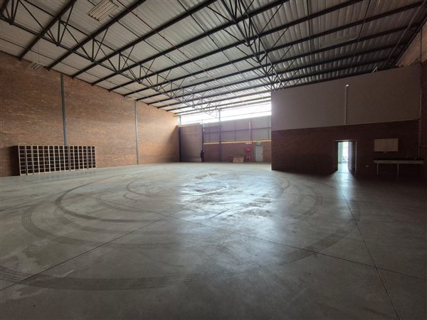 636  m² Industrial space in Pomona