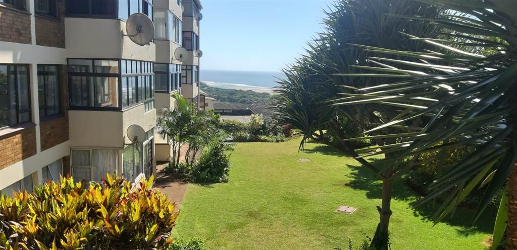 2 Bed Apartment in Illovo Beach photo number 4