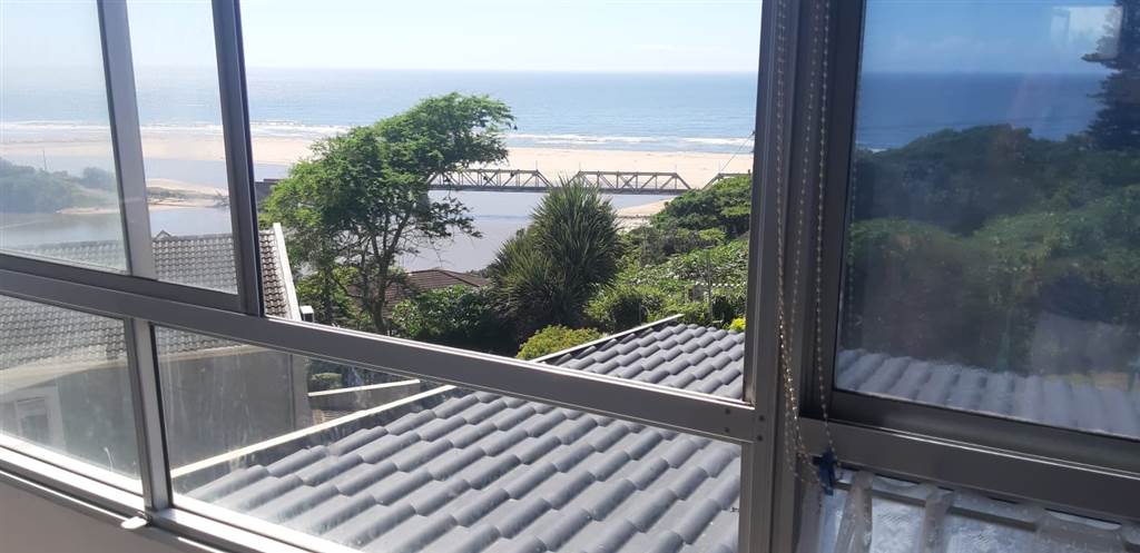 2 Bed Apartment in Illovo Beach photo number 5